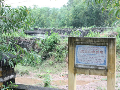 Không nhờ tấm biển này, ai biết lăng mộ Đoàn Quý Phi?