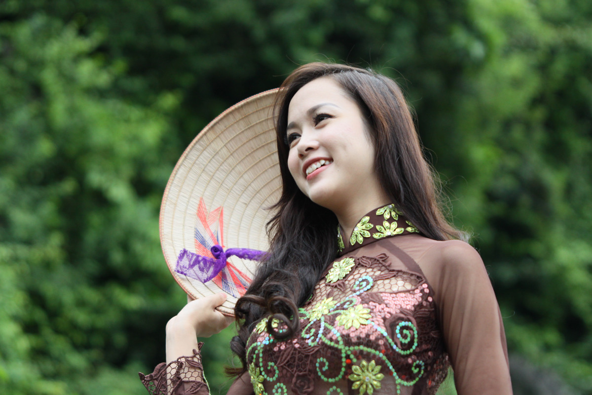 Du khách không chỉ được chiêm ngưỡng vẻ đẹp mà cọn được nghe huyền thoại về đất Tràng An