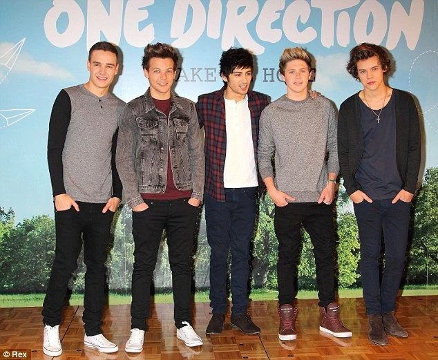 Simon Cowell không muốn chuyện tình cảm của Harry làm ảnh hưởng đến danh tiếng của One Direction tại Mỹ