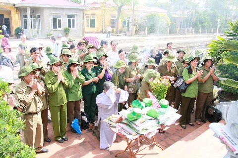Đoàn đại biểu thắp nhang, khấn vái trước Đài tưởng niệm Ga Gôi (Nam Định). Ảnh: Trường Phong. 