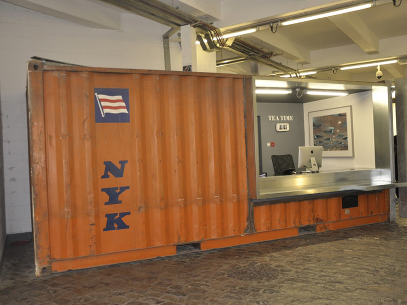 Phòng thường trực của trụ sở chính dự án thành phố công nghệ cao siêu đẳng là một chiếc container cũ hoán cải. Phòng thường trực của trụ sở chính dự án thành phố công nghệ cao siêu đẳng là một chiếc container cũ hoán cải