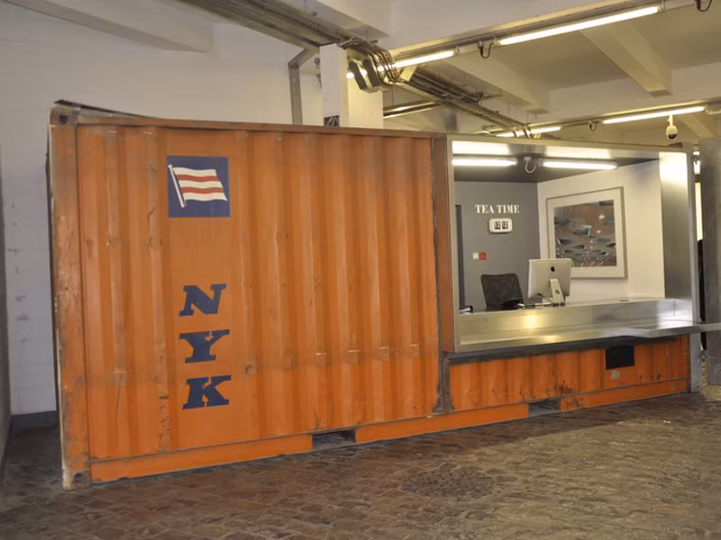 Phòng thường trực của trụ sở chính dự án thành phố công nghệ cao siêu đẳng là một chiếc container cũ hoán cải