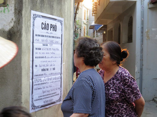 Cáo phó của gia đình anh Nam đã được dán đầu ngõ. Ảnh: Giang Chinh