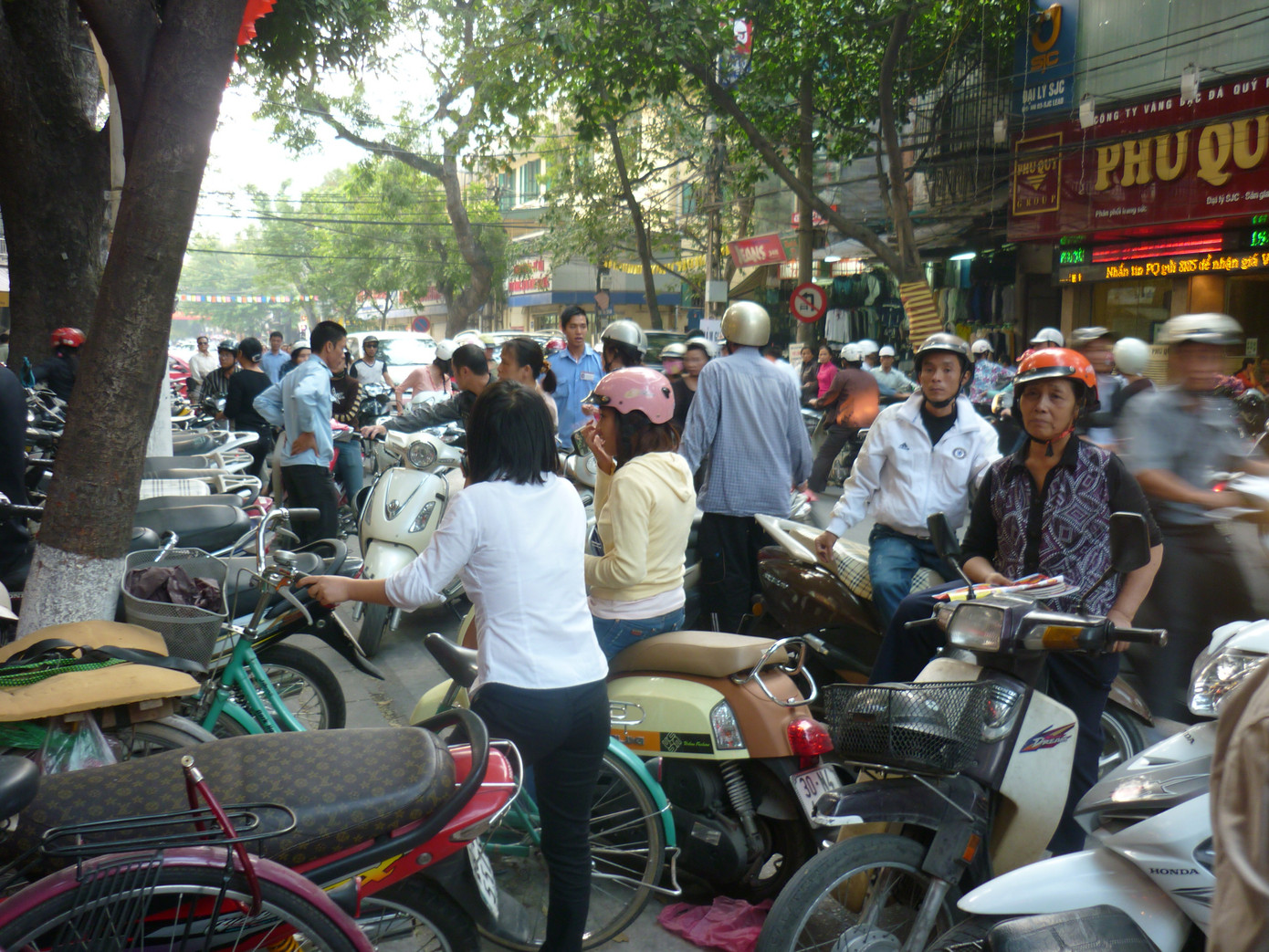 Đường tắc vì vàng