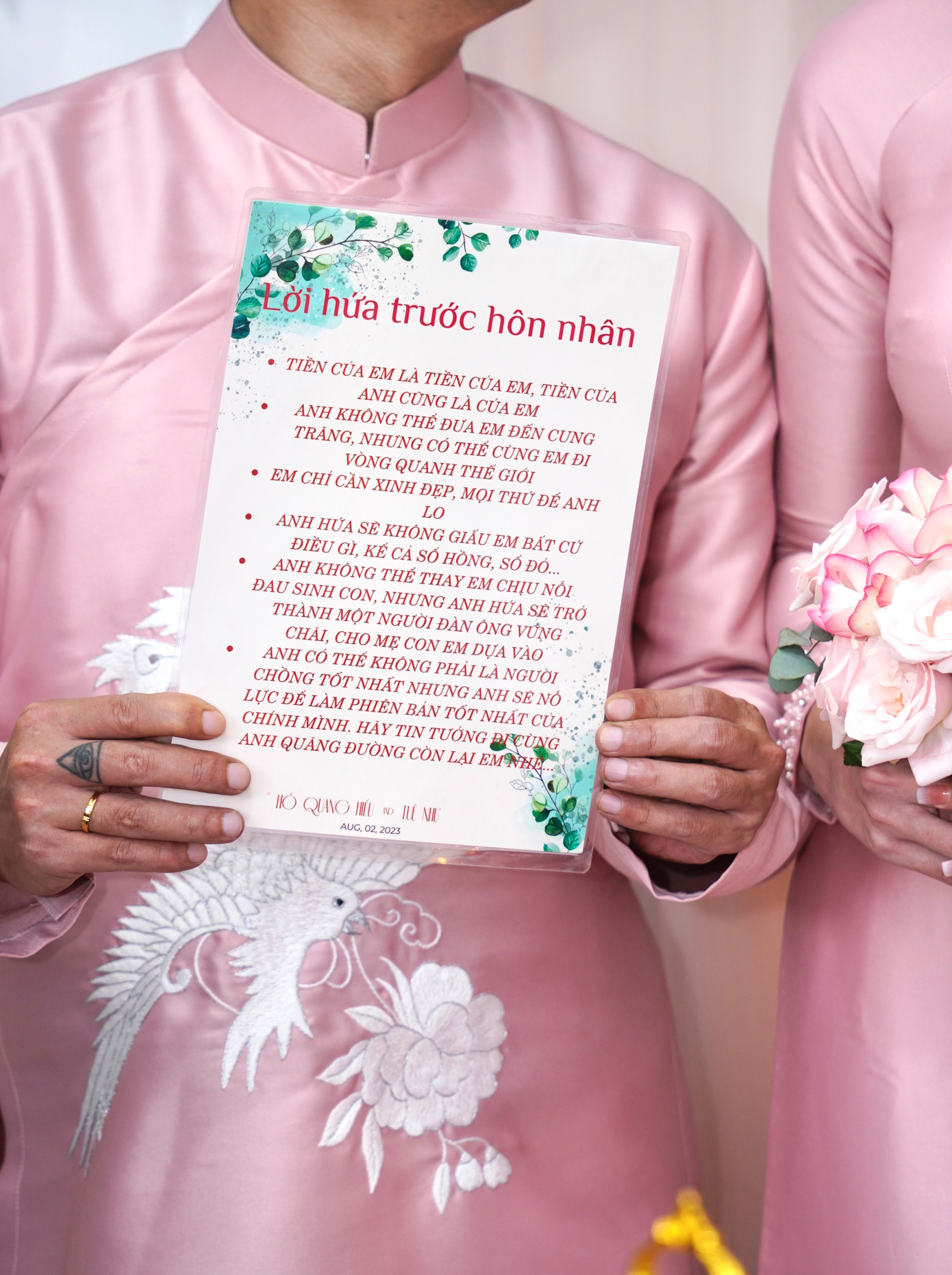 Vào tháng 4, Hồ Quang Hiếu công khai bạn gái. Cô sinh năm 2000, quê Cà Mau, là người mẫu tự do và sở hữu chiều cao 1,8 m.