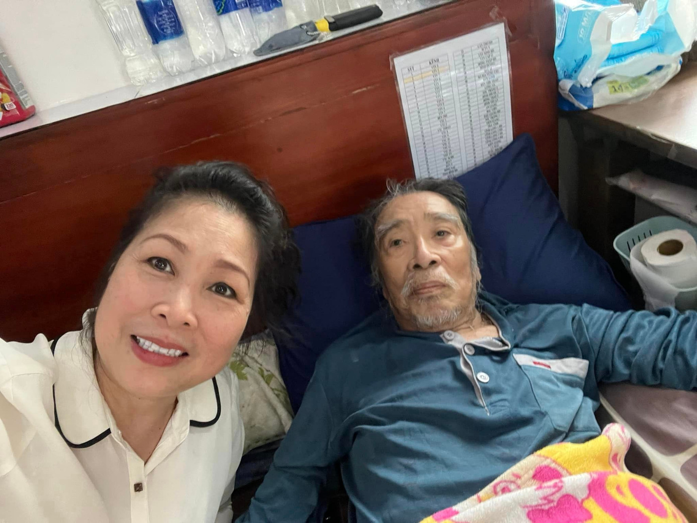 NSND Hồng Vân tới thăm đạo diễn Thế Ngữ trước khi ông qua đời. Ảnh: FBNV.