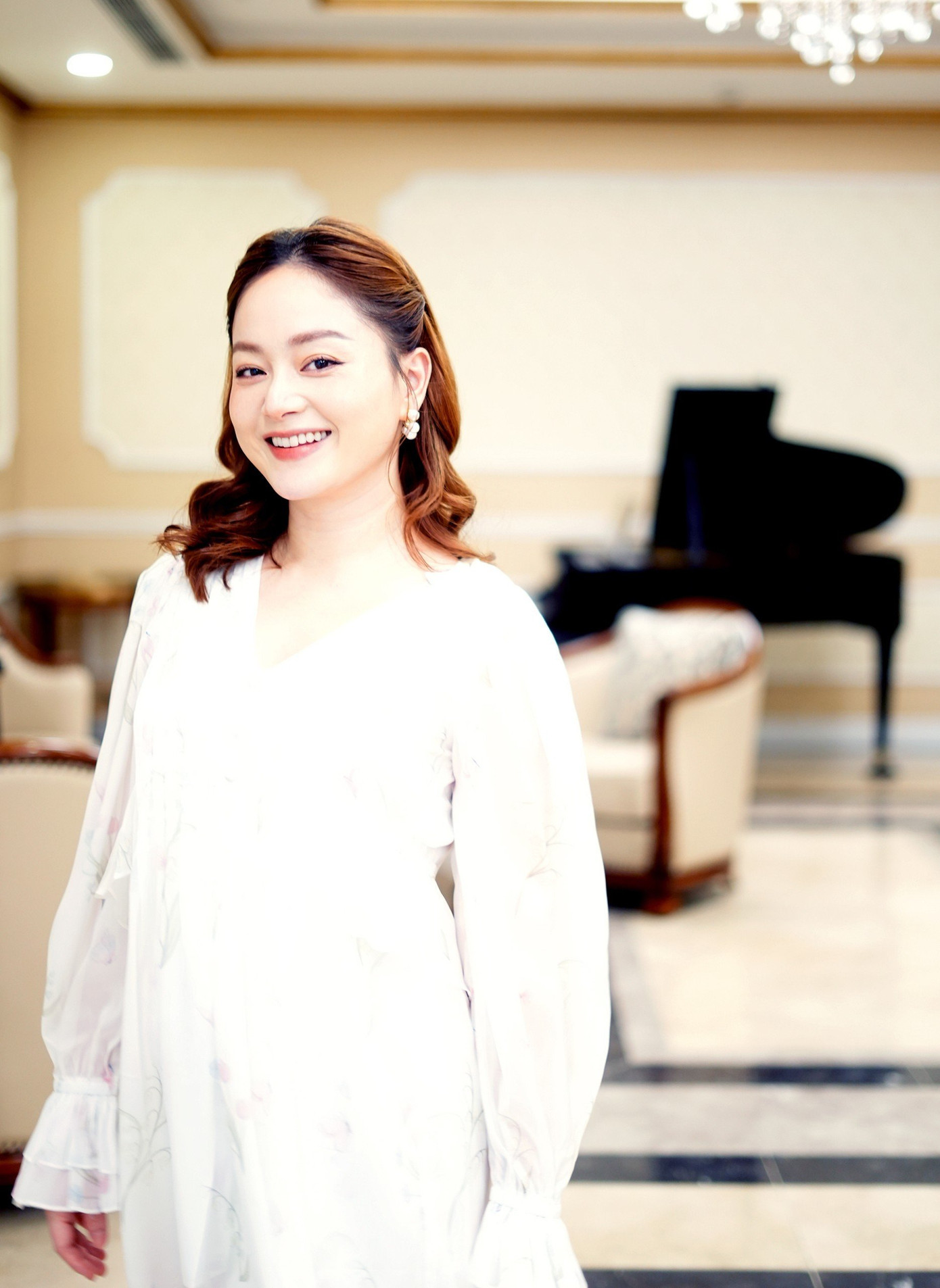 “Hà có lúc rất trẻ con, đáng yêu và cũng có lúc phải quy củ. May mắn của Hà là có người chồng và gia đình chồng yêu thương, chiều chuộng. Tuy nhiên, Hà dần thay đổi và trưởng thành hơn mỗi ngày”, Lan Phương nhận xét.