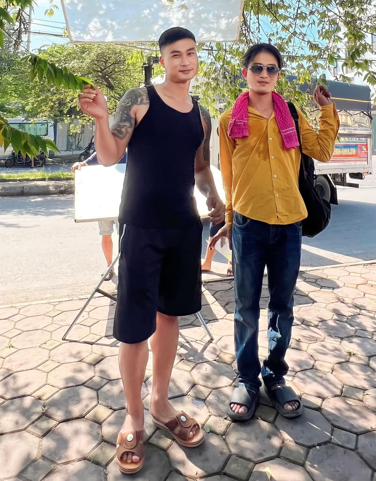 Duy Hưng và Doãn Quốc Đam trong hậu trường phim Làng trong phố. Duy Hưng và Doãn Quốc Đam trong hậu trường phim Làng trong phố.