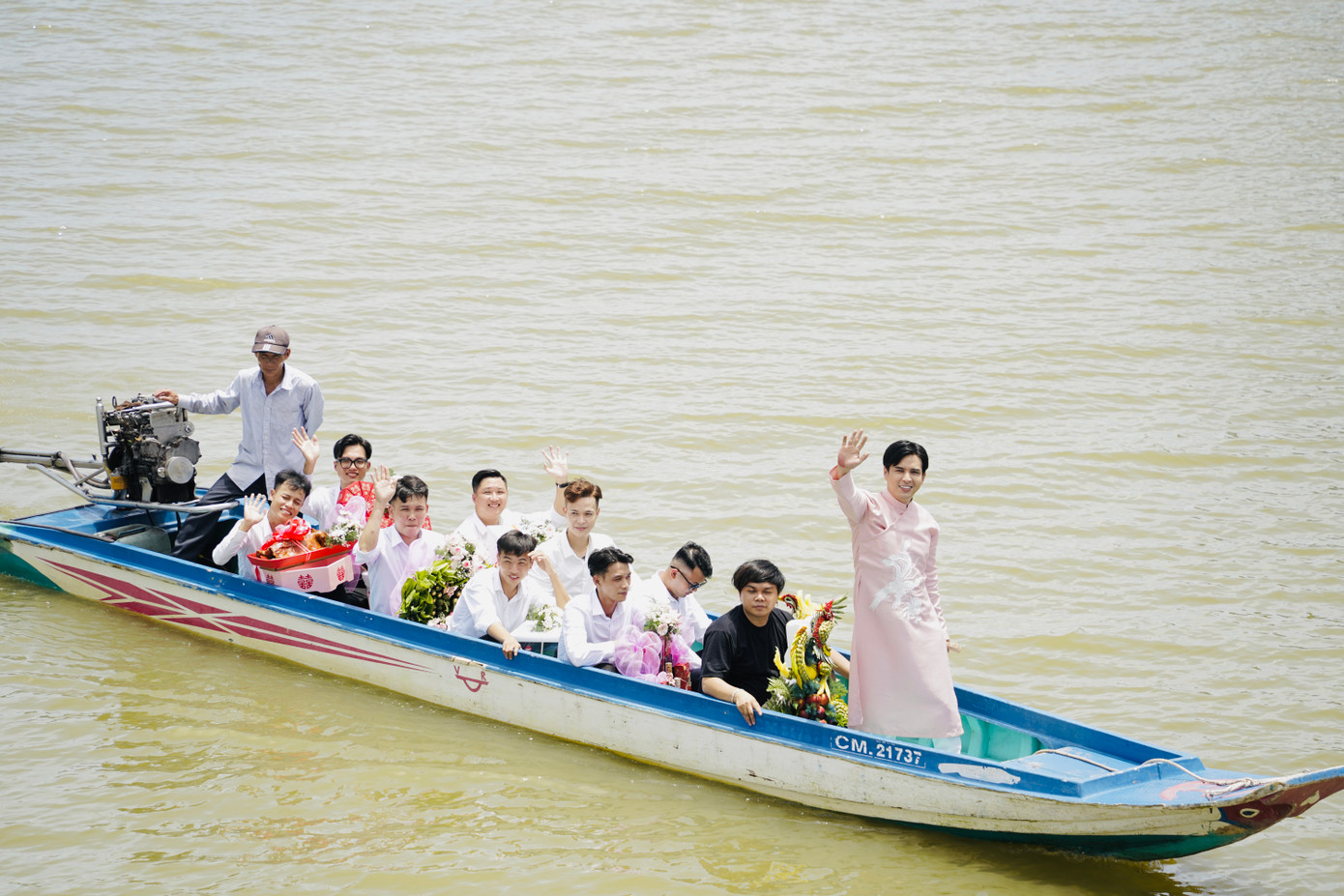 Theo Hồ Quang Hiếu, do nhà gái cách một con sông lớn nên họ nhà trai phải chèo ghe sang sông. Giọng ca “Con bướm xuân” nói thích thú vì anh có trải nghiệm thú vị.
