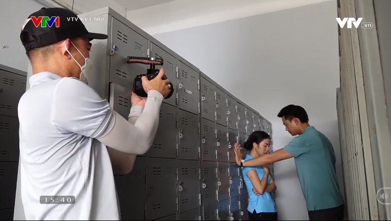 Hậu trường cảnh đánh ghen ở phim Làng trong phố. Ảnh: Chụp màn hình.