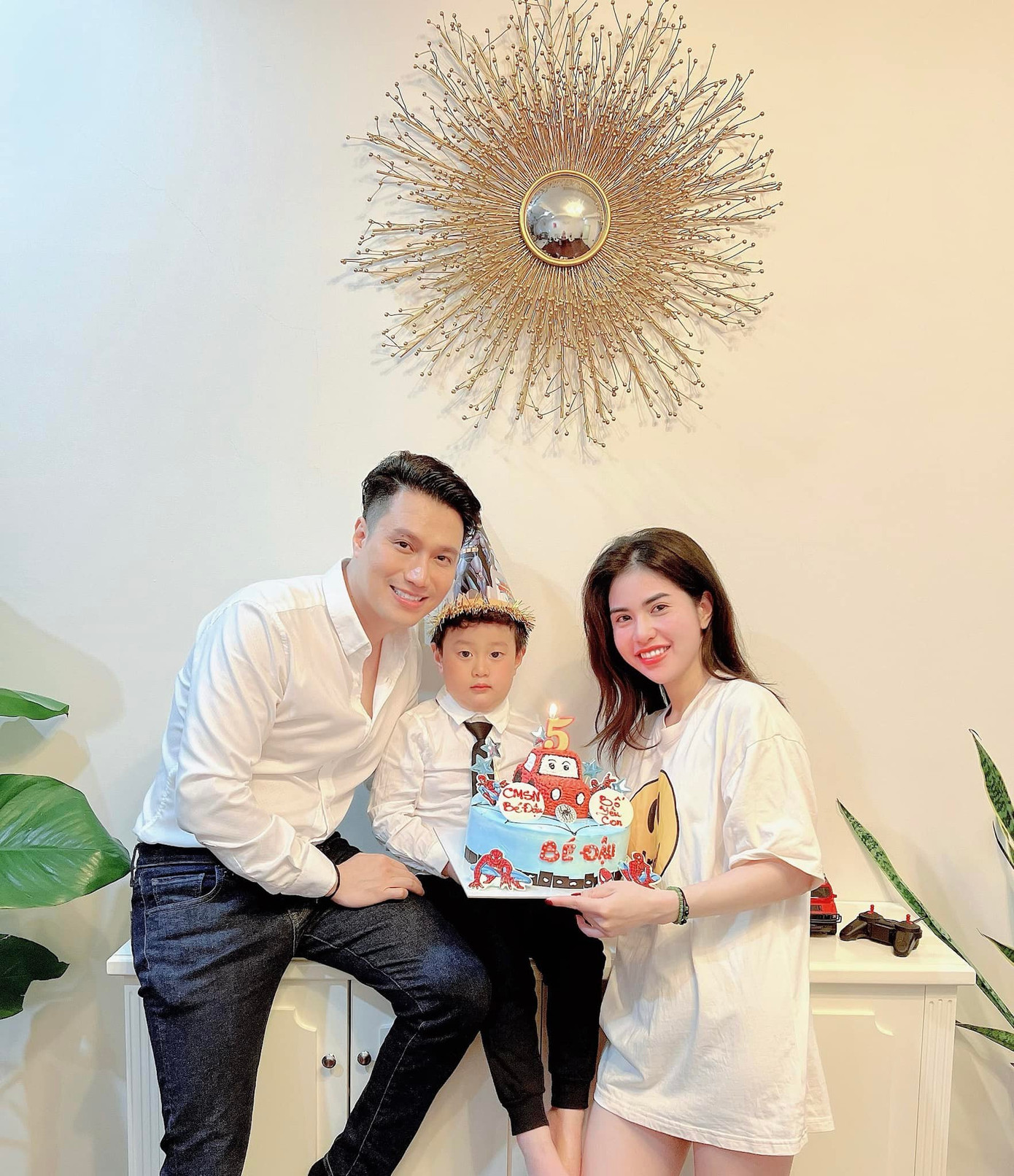 Việt Anh và Hương Trần cùng tổ chức sinh nhật cho con trai vào tháng 5/2022. Trước đó, cả hai bày tỏ mong muốn duy trì mối quan hệ văn minh sau ly hôn. Ảnh: NVCC. Việt Anh và Hương Trần cùng tổ chức sinh nhật cho con trai vào tháng 5/2022. Trước đó, cả hai bày tỏ mong muốn duy trì mối quan hệ văn minh sau ly hôn. Ảnh: NVCC.