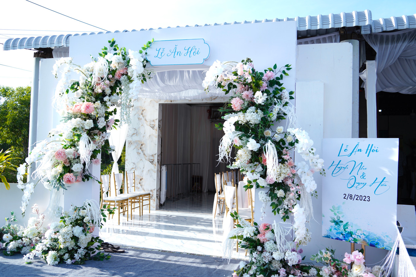 Hồ Quang Hiếu chia sẻ anh không thể chợp mắt cả đêm vì hồi hộp. “Tôi từng về nhà bạn gái vài lần, cùng bố mẹ, họ hàng hát karaoke, ăn uống vui vẻ, hòa đồng nên bản thân không xa lạ, bỡ ngỡ. Tôi hạnh phúc vì sau bao lâu chờ đợi thì ngày này đã tới”, Hồ Quang Hiếu nói.