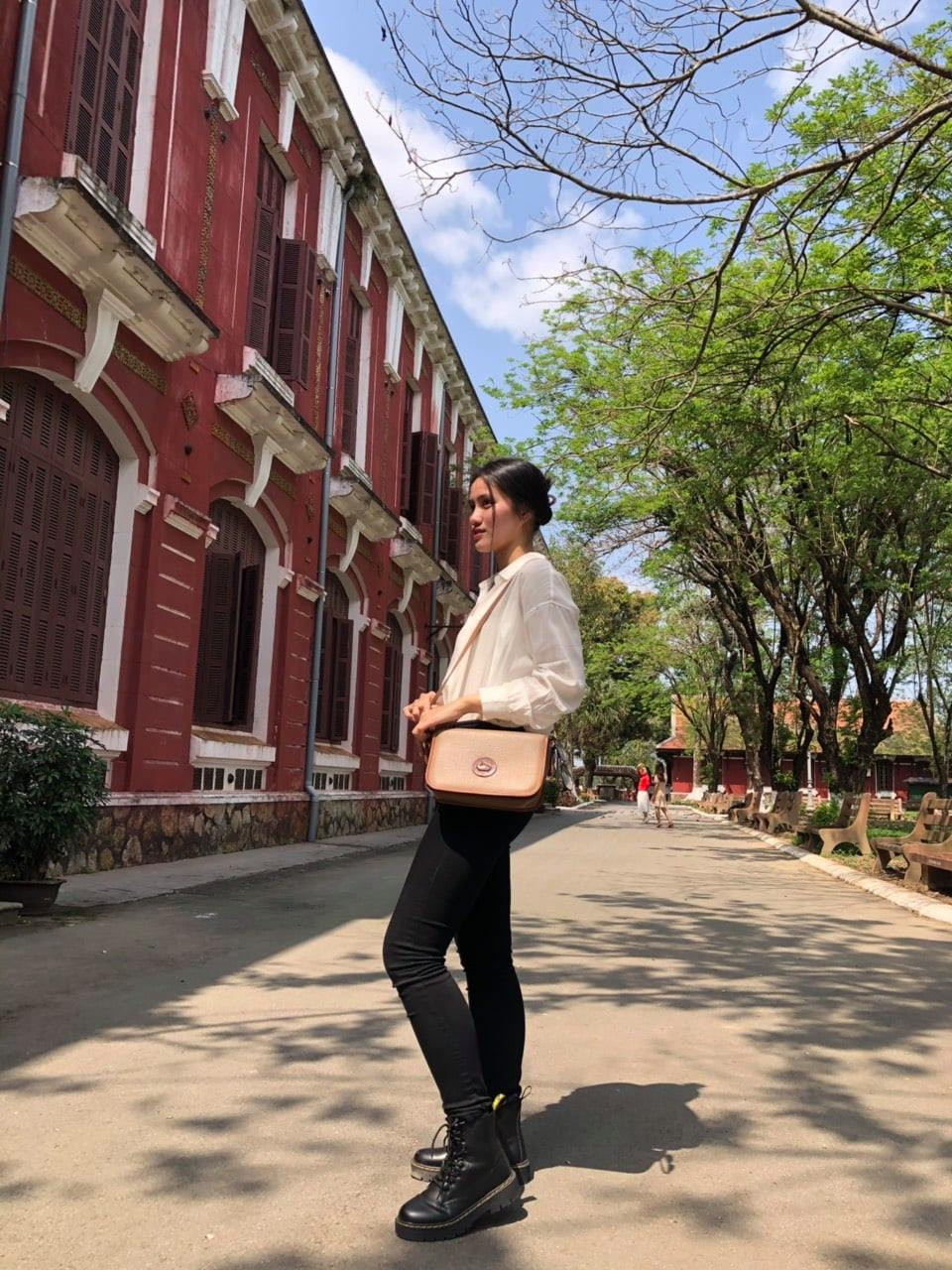 Người đẹp đến từ Thừa Thiên-Huế cho rằng tiếng Anh là lợi thế của cô khi thi Miss Grand Vietnam song không phải là yếu tố quyết định người chiến thắng. “Sứ mệnh của một hoa hậu, hay một người đẹp không chỉ đơn giản là đẹp và tỏa sáng trên sân khấu, mà họ còn mang trong mình một trách nhiệm đối với xã hội và cộng đồng”, cô chia sẻ. Người đẹp đến từ Thừa Thiên-Huế cho rằng tiếng Anh là lợi thế của cô khi thi Miss Grand Vietnam song không phải là yếu tố quyết định người chiến thắng. “Sứ mệnh của một hoa hậu, hay một người đẹp không chỉ đơn giản là đẹp và tỏa sáng trên sân khấu, mà họ còn mang trong mình một trách nhiệm đối với xã hội và cộng đồng”, cô chia sẻ.