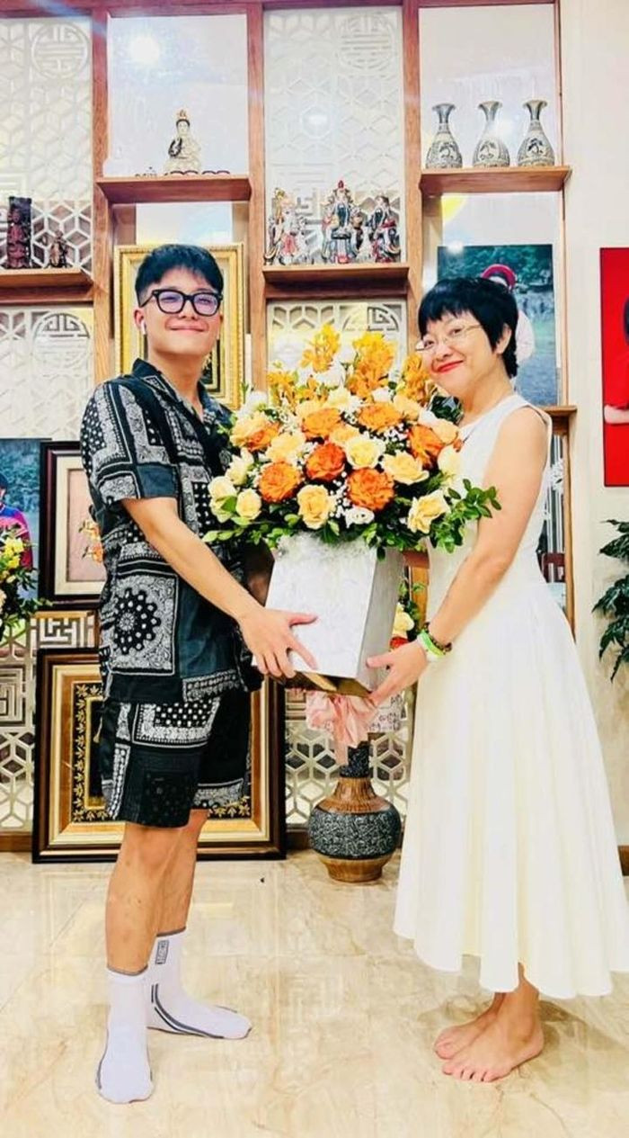 NSND Công Lý và MC Thảo Vân hạnh phúc khi báo tin con trai đỗ đại học. Ảnh: FBNV.