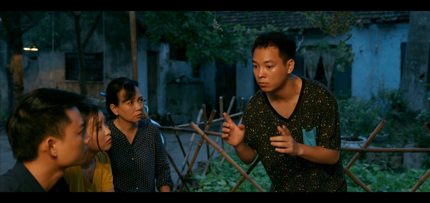 Bối cảnh xóm trọ bình dị mang lại sự gần gũi, dễ cảm với người xem.