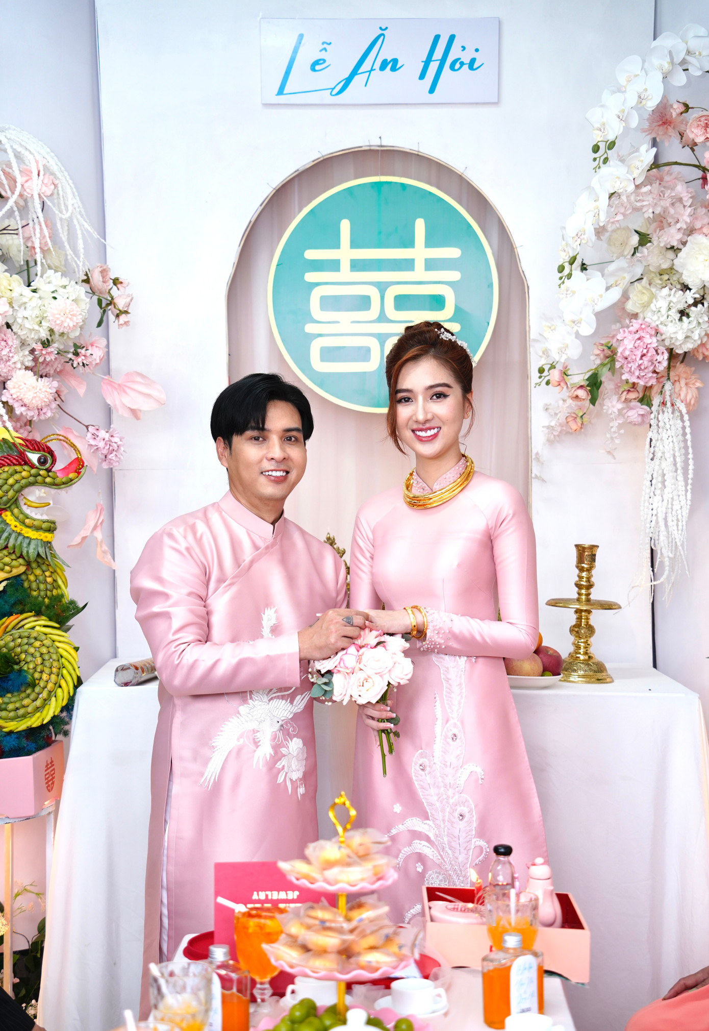 Sau khi thực hiện các nghi thức truyền thống, Hồ Quang Hiếu đọc “Lời hứa trước hôn nhân” do anh tự biên. Theo ca sĩ, các điều khoản như lời nhắc nhở anh làm tốt vai trò người chồng, người cha trong cuộc sống gia đình.