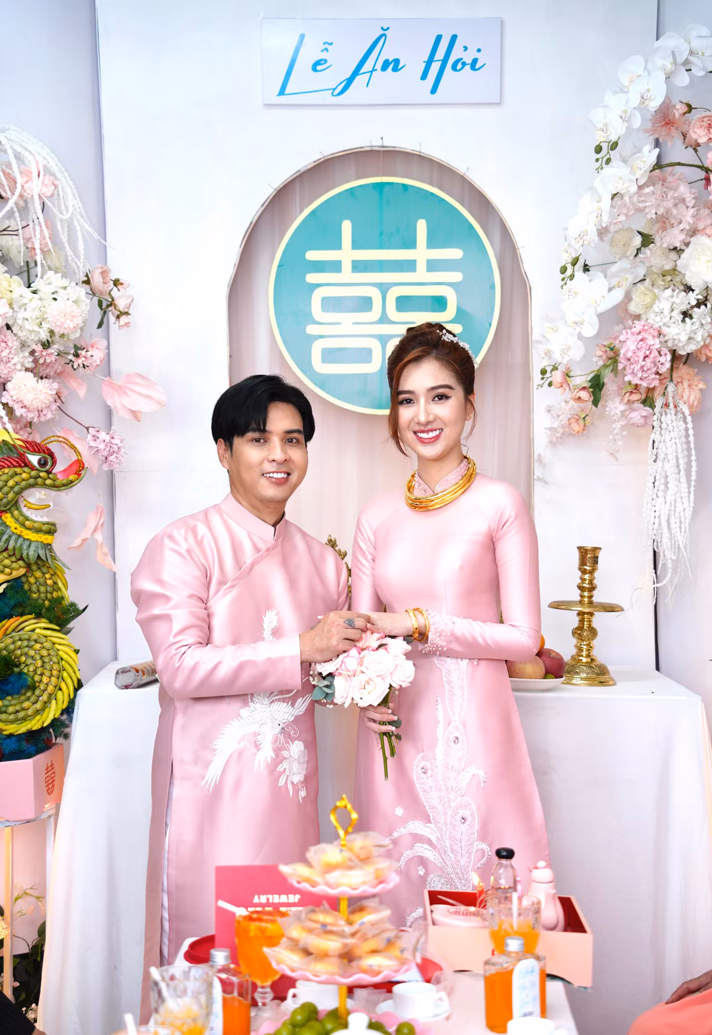 Sau khi thực hiện các nghi thức truyền thống, Hồ Quang Hiếu đọc “Lời hứa trước hôn nhân” do anh tự biên. Theo ca sĩ, các điều khoản như lời nhắc nhở anh làm tốt vai trò người chồng, người cha trong cuộc sống gia đình. Sau khi thực hiện các nghi thức truyền thống, Hồ Quang Hiếu đọc “Lời hứa trước hôn nhân” do anh tự biên. Theo ca sĩ, các điều khoản như lời nhắc nhở anh làm tốt vai trò người chồng, người cha trong cuộc sống gia đình.