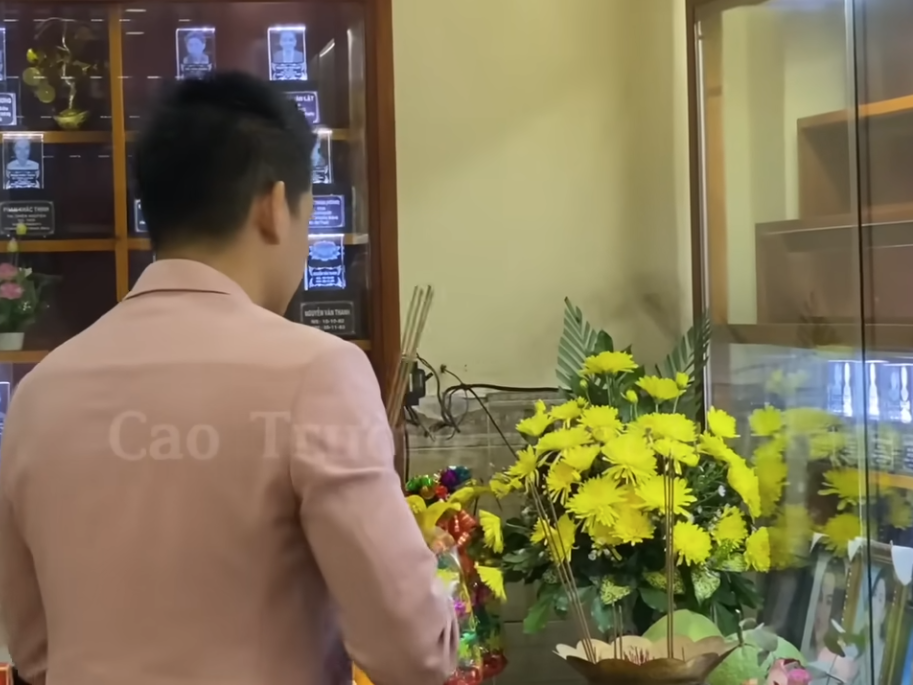 Phùng Ngọc Huy thắp hương cho bạn gái cũ - diễn viên Mai Phương. Ảnh: YouTuber Cao Trường Thịnh.