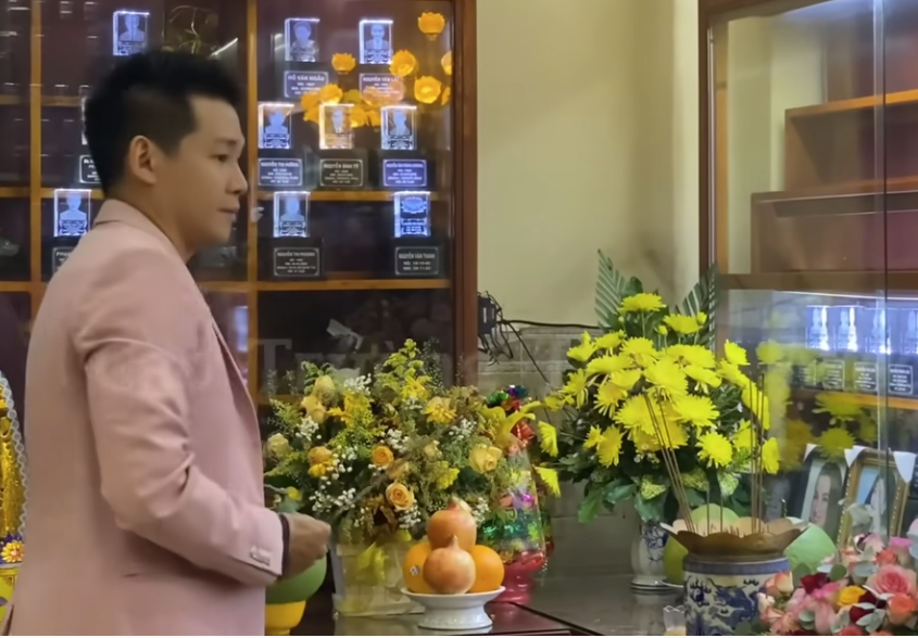 Phùng Ngọc Huy thắp hương cho bạn gái cũ - diễn viên Mai Phương. Ảnh: YouTuber Cao Trường Thịnh.