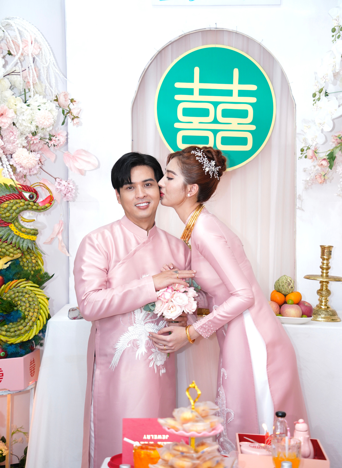 Sau nghe những lời hứa của Hồ Quang Hiếu, Tuệ Như xúc động, ôm lấy chồng. Sau đó, cả hai trao nhau nụ hôn ngọt ngào, trước sự chứng kiến, chúc phúc của gia đình hai bên.