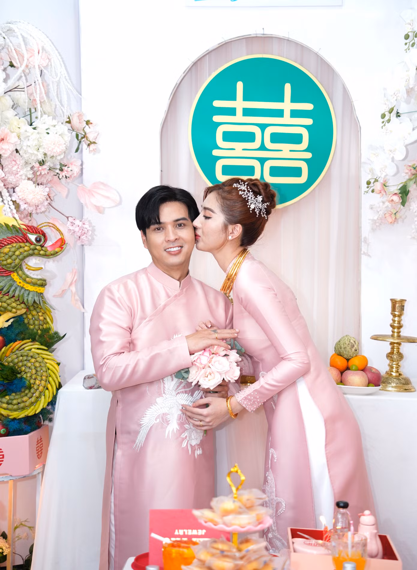 Sau nghe những lời hứa của Hồ Quang Hiếu, Tuệ Như xúc động, ôm lấy chồng. Sau đó, cả hai trao nhau nụ hôn ngọt ngào, trước sự chứng kiến, chúc phúc của gia đình hai bên. Sau nghe những lời hứa của Hồ Quang Hiếu, Tuệ Như xúc động, ôm lấy chồng. Sau đó, cả hai trao nhau nụ hôn ngọt ngào, trước sự chứng kiến, chúc phúc của gia đình hai bên.