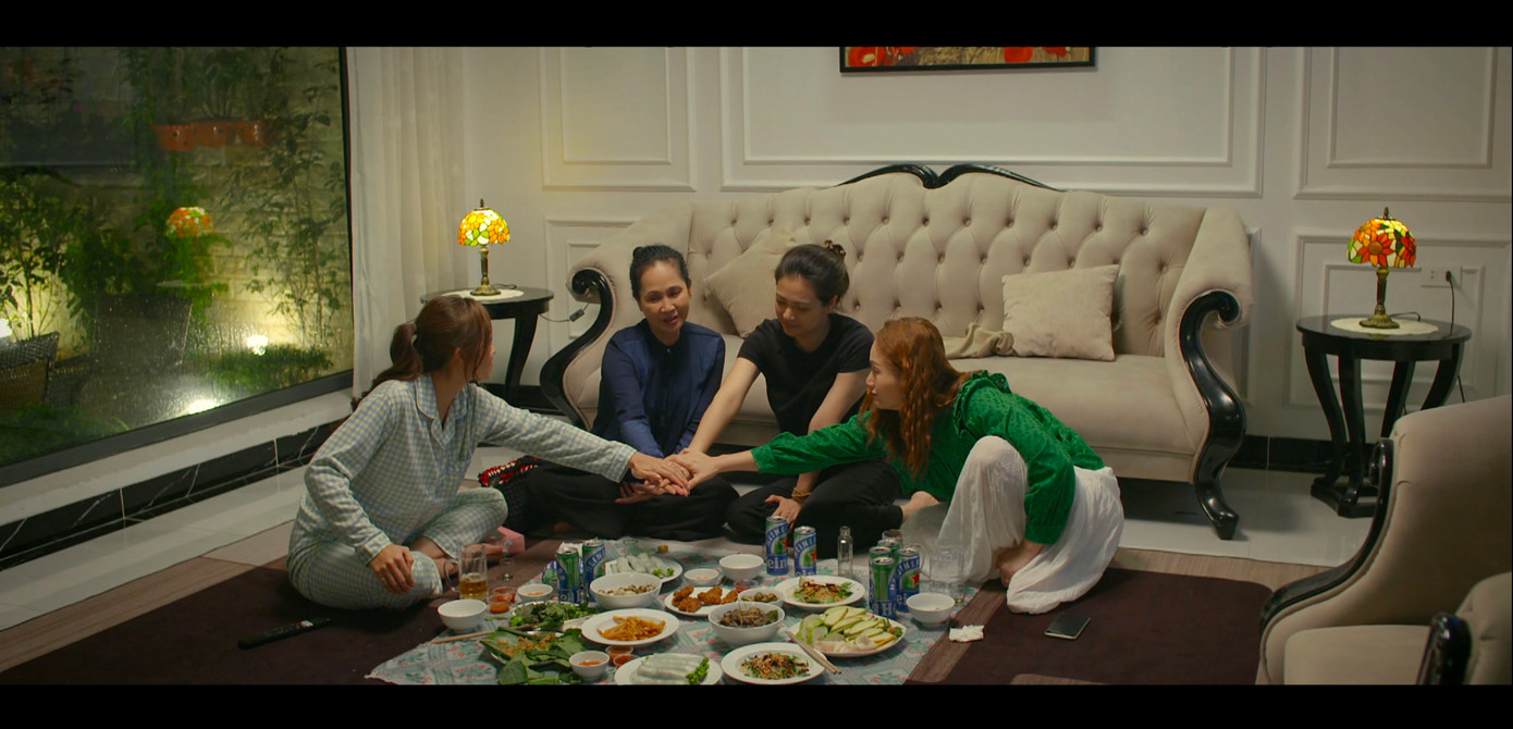 Bà Cúc (NSND Lan Hương) uống rượu giải sầu cùng các nàng dâu.