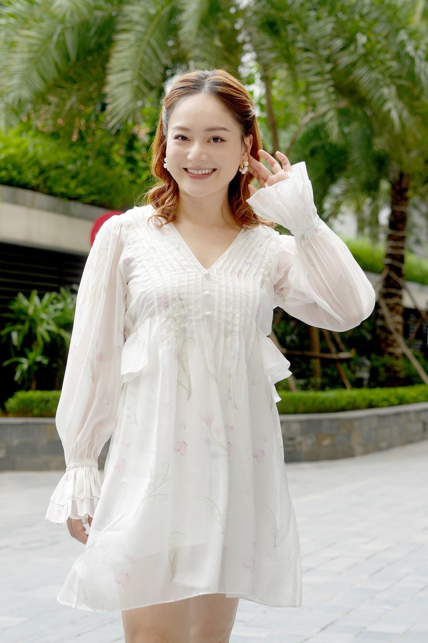 Trước những ý kiến trái chiều về việc phim Gia đình mình vui bất thình lình sa đà vào bi kịch, Lan Phương chia sẻ: “Một bộ phim hay bất cứ sản phẩm nghệ thuật nào khi ra mắt đều nhận nhiều đánh giá từ phía khán giả. Mỗi người có quan điểm riêng. Trong ê-kíp Gia đình mình vui bất thình lình, công việc của nhà sản xuất và đạo diễn khó hơn, họ phải tổng hợp các yếu tố và quyết định tạo câu chuyện đi theo chiều hướng nào mang lại hiệu quả tốt nhất theo góc nhìn của họ. Chúng tôi tôn trọng cách xây dựng câu chuyện của đội ngũ sáng tạo. Là diễn viên chuyên nghiệp, tôi cố gắng hiểu nhân vật, hiểu câu chuyện của mình và thể hiện tốt nhất những gì kịch bản mang tới”.