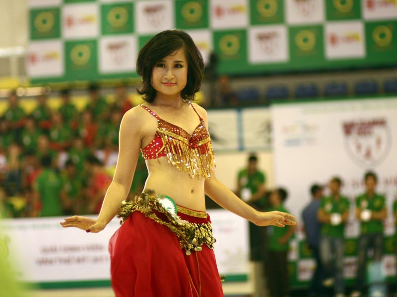 Diệu Quỳnh (Đại học Khoa học Tự nhiên) dự thi bằng múa bụng (belly dance)