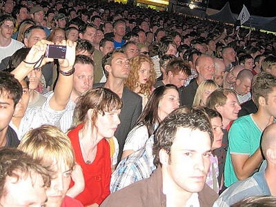 Jude Law và Lily Cole tới tham dự một buổi hòa nhạc của nhóm Radiohead Jude Law và Lily Cole tới tham dự một buổi hòa nhạc của nhóm Radiohead