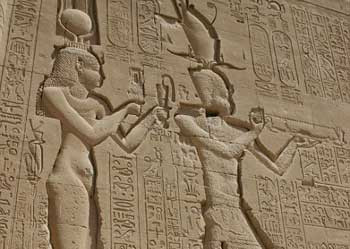 Nữ hoàng Cleopatra được tạo trên công nghệ 3D. Khuôn mặt đã được chỉnh sửa để tái hiện thuần chất dân tộc Hình ảnh Cleopatra trên tường Dendera (Ai Cập)