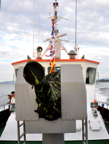 Tàu còn được trang bị 2 súng cao xạ ở trước mũi và phía sau đuôi tàu. Trung tướng Trần Quang Khuê, Phó Tổng Tham mưu trưởng Quân đội nhân dân Việt Nam kiêm Phó chủ tịch thường trực Ủy ban Quốc gia tìm kiếm cứu nạn cho biết, nhiệm vụ chính của tàu này là tuần tra bảo vệ chủ quyền biển đảo kết hợp tìm kiếm cứu nạn tại vùng biển miền Trung