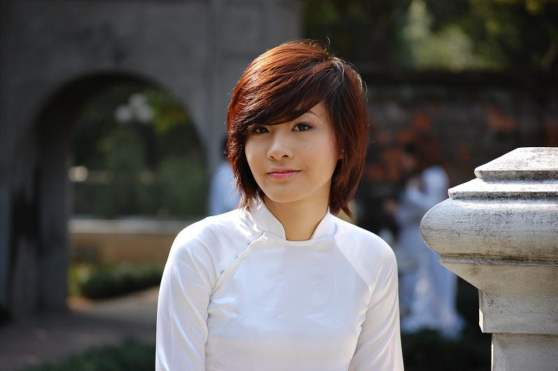 Phạm Ngọc Quỳnh (sinh 1992) tinh khiết với tà áo dài nữ sinh truyền thống. Ngọc Qùynh hiện đang học Business Administration with Informatics (trường Fachhochshule Soest)