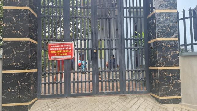 Một hộ dân trở về quê ăn Tết bị khóa cổng. Sau khi báo chí phản ánh, địa phương mới mở lại