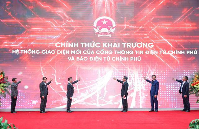 Phó Thủ tướng Vũ Đức Đam và các đại biểu tại lễ khai trương hệ thống giao diện mới của Cổng Thông tin điện tử Chính phủ