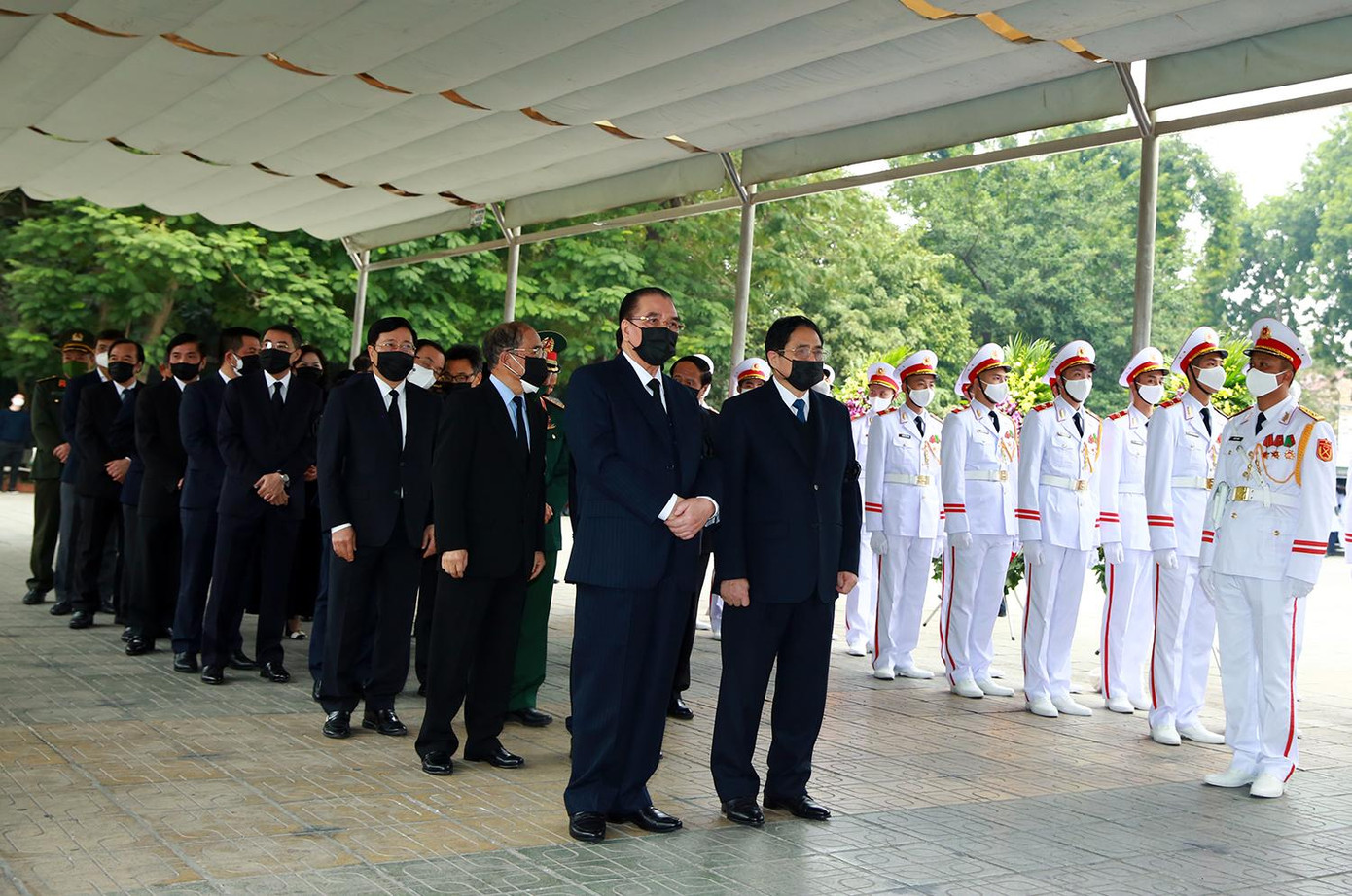 Thủ tướng Phạm Minh Chính dẫn đầu đoàn đại biểu Ban Chấp hành Trung ương Đảng vào viếng nguyên Phó Thủ tướng Nguyễn Côn Thủ tướng Phạm Minh Chính dẫn đầu đoàn đại biểu Ban Chấp hành Trung ương Đảng vào viếng nguyên Phó Thủ tướng Nguyễn Côn