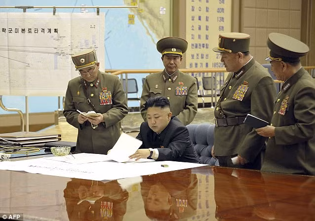 Hình ảnh nhà lãnh đạo Kim Jong Un cùng các quan chức quân đội Triều Tiên 