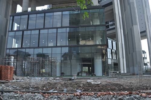 Tòa nhà thuộc dự án Dolphin plaza vẫn đang được hoàn thiện