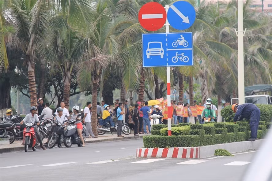 Cư dân xuống đường băng rôn vì 'nhồi' thêm bệnh viện vào khu đô thị ảnh 9 Cư dân xuống đường băng rôn vì 'nhồi' thêm bệnh viện vào khu đô thị ảnh 9
