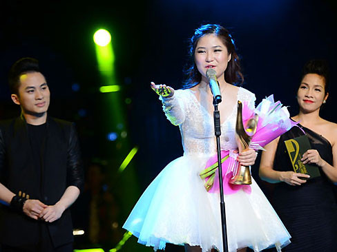 Ca sĩ Hương Tràm bật khóc khi nhận giải Nghệ sĩ mới của năm. Ca sĩ Hương Tràm bật khóc khi nhận giải Nghệ sĩ mới của năm