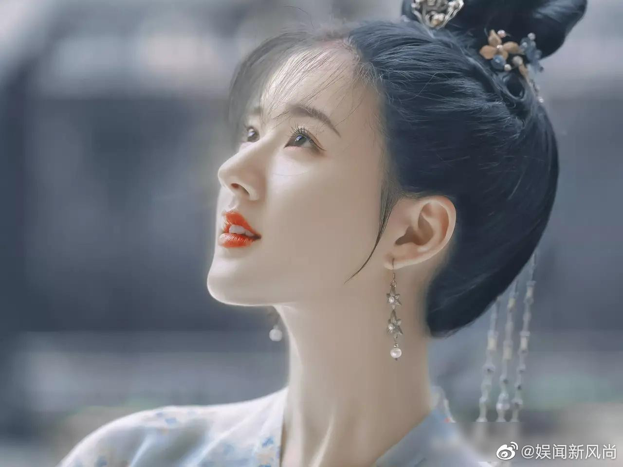 Triệu Lộ Tư từng bị cho là "lén" gửi bài dìm Địch Lệ Nhiệt Ba. Triệu Lộ Tư từng bị cho là "lén" gửi bài dìm Địch Lệ Nhiệt Ba.