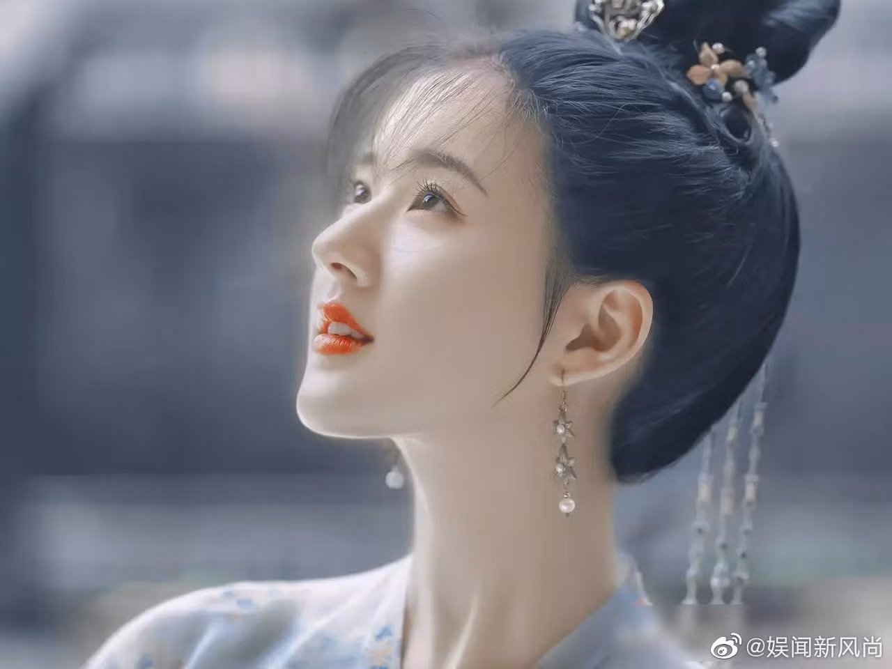Triệu Lộ Tư từng bị cho là "lén" gửi bài dìm Địch Lệ Nhiệt Ba. Triệu Lộ Tư từng bị cho là "lén" gửi bài dìm Địch Lệ Nhiệt Ba.