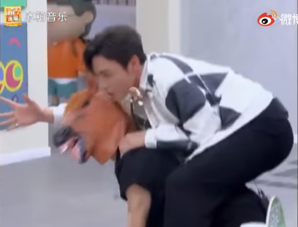 Chương trình gây tranh cãi khi dùng người làm ngựa để cưỡi.