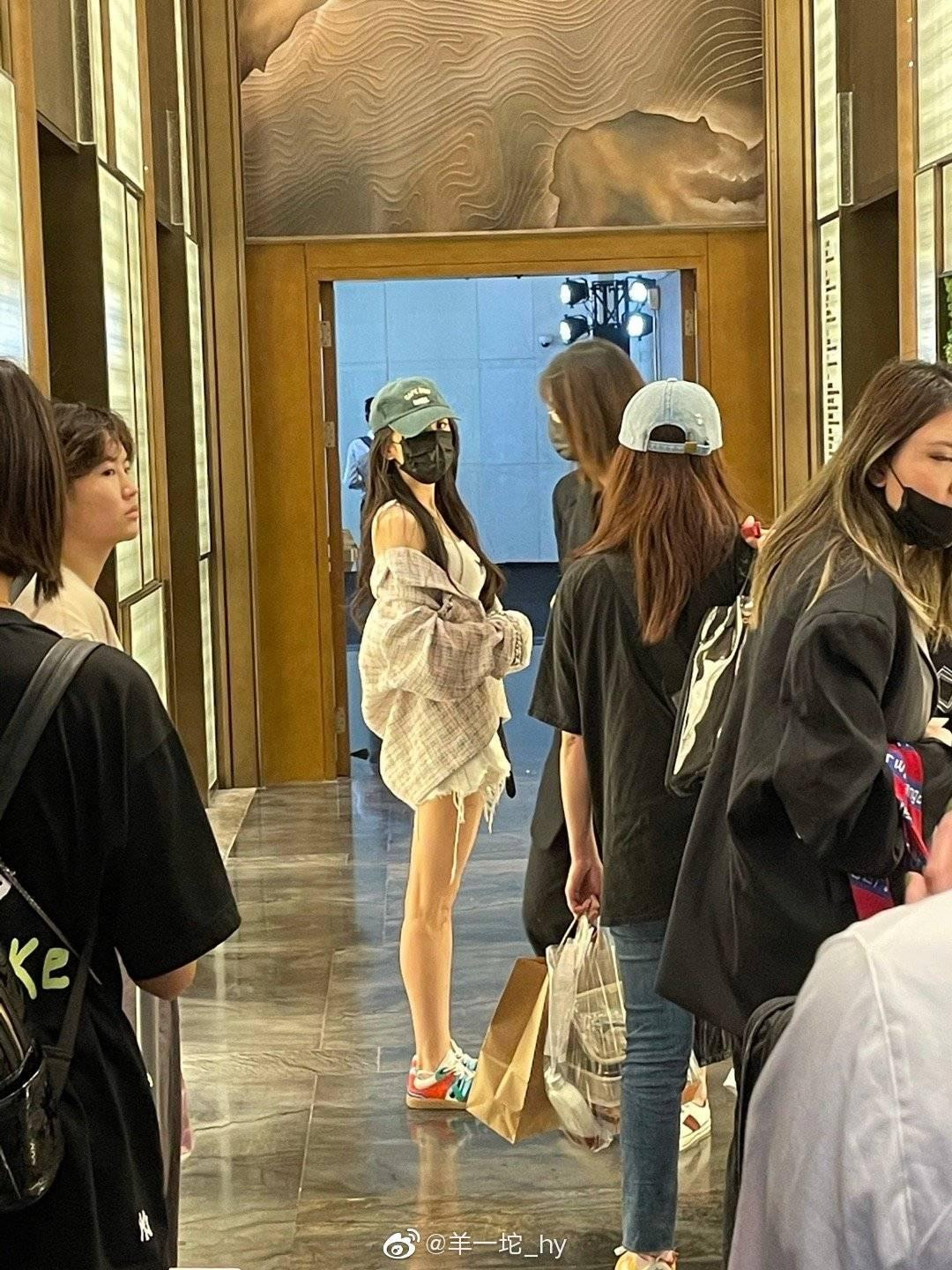 nhưng vẫn không giấu được thân hình lý tưởng.