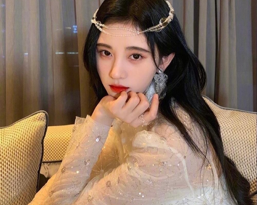 Cúc Tịnh Y có trong tay kha khá tác phẩn nhưng diễn xuất chưa cải thiện. Cúc Tịnh Y có trong tay kha khá tác phẩn nhưng diễn xuất chưa cải thiện.