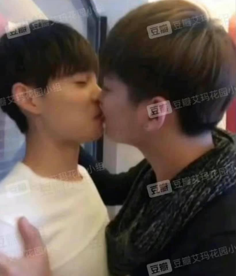 Hình ảnh được cho là Mã Tư Hàm hôn một chàng trai.