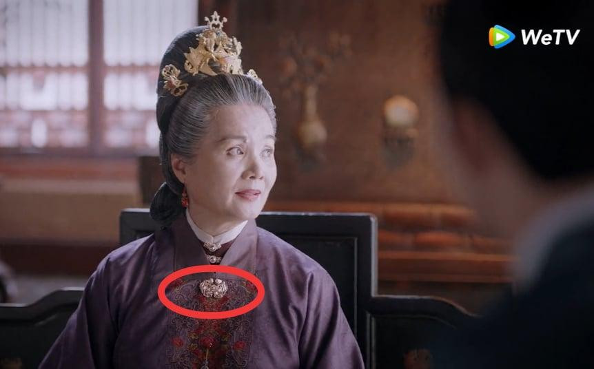 Cài áo được cho là sao chép của nhà Nguyễn được sử dụng trong Cẩm Tâm Tựa Ngọc. Cài áo được cho là sao chép của nhà Nguyễn được sử dụng trong Cẩm Tâm Tựa Ngọc.