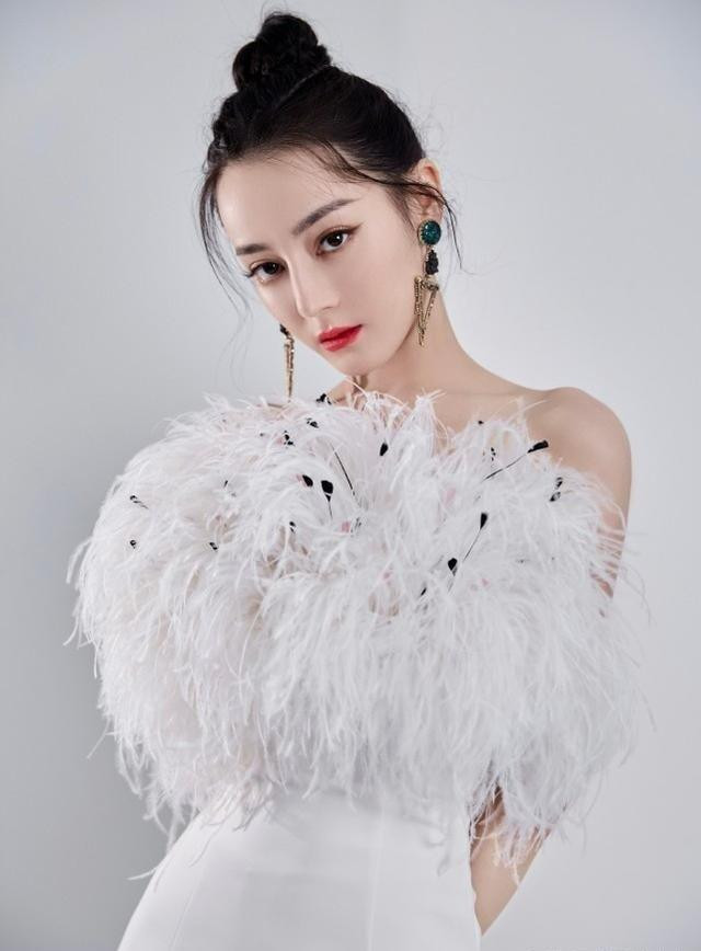 Thế nhưng một bộ phận fan của Địch Lệ Nhiệt Ba lại chẳng mặn mà trước thông tin này. Thế nhưng một bộ phận fan của Địch Lệ Nhiệt Ba lại chẳng mặn mà trước thông tin này.