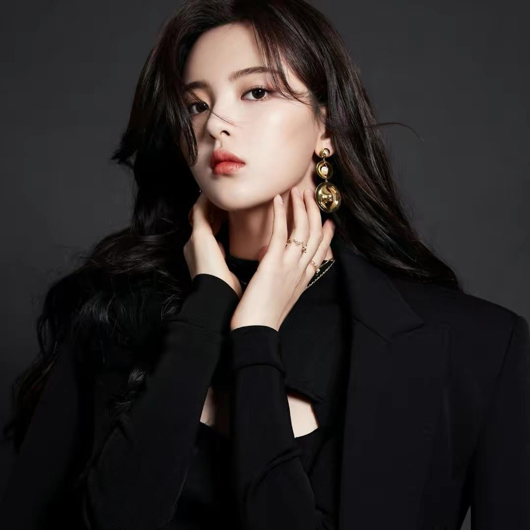 Dương Siêu Việt xuất thân trong gia đình nhà nông nghèo.