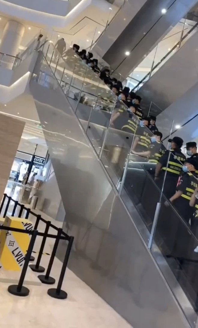 Số lượng vệ sĩ còn nhiều hơn cả fan Hoàng Cảnh Du? Số lượng vệ sĩ còn nhiều hơn cả fan Hoàng Cảnh Du?