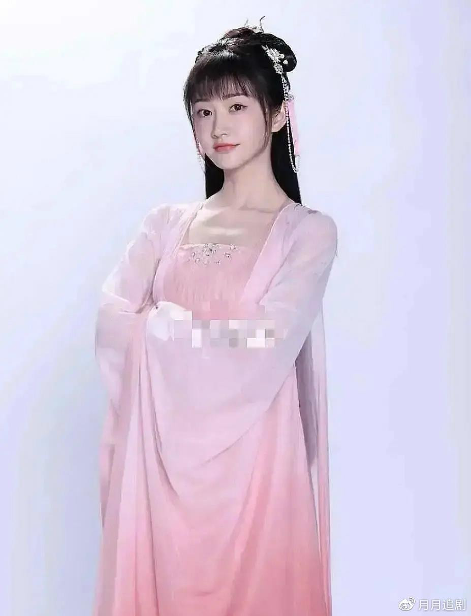 Hình ảnh được cho là tạo hình của "Trầm Vụn Hương Phai" thực chất là của "Thiên Thu Lệnh". Hình ảnh được cho là tạo hình của "Trầm Vụn Hương Phai" thực chất là của "Thiên Thu Lệnh".